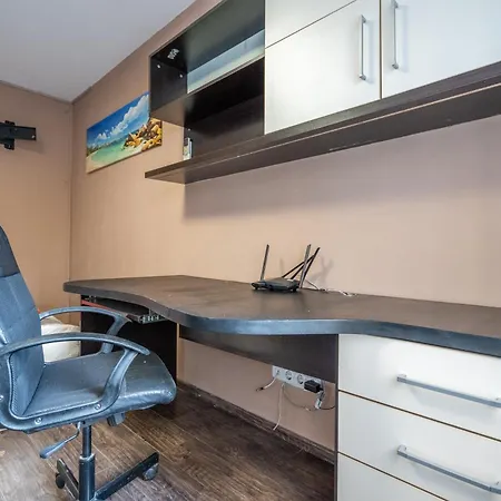 Апартамент 3 Bedroom South Park With Free Parking София